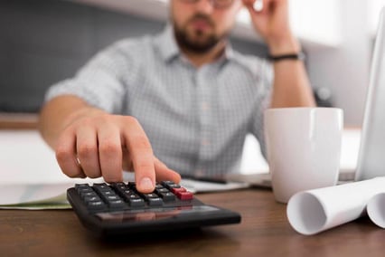 Colaborador corroborando el desglose del salario que aparece en su recibo de nómina digital
