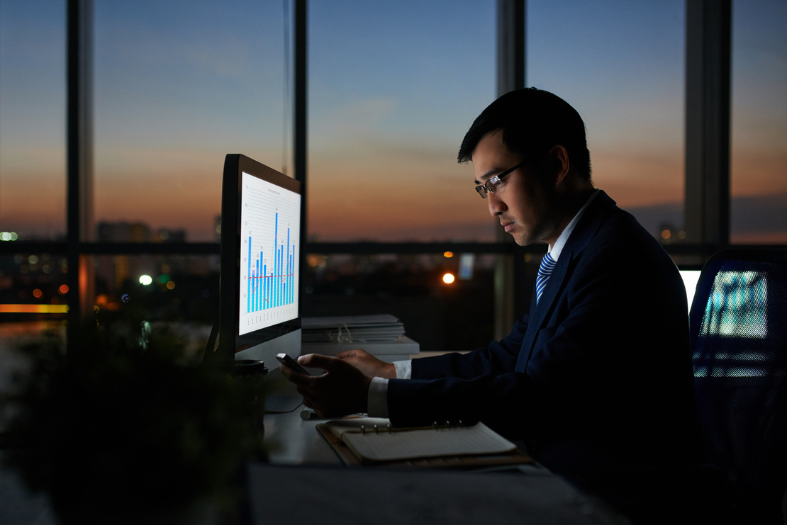 Persona de RRHH evaluando el clima laboral